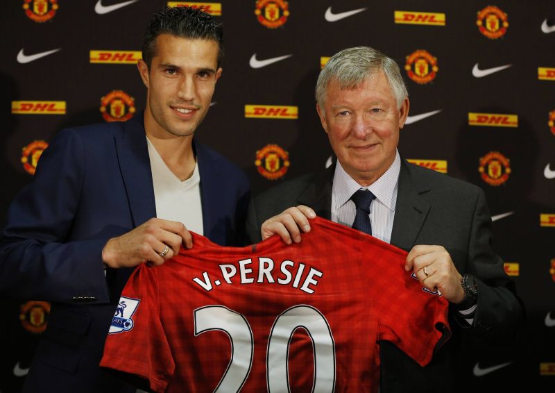Robin van Persie durante a apresentação no Manchester United, ao lado do técnico Alex Ferguson. Atacante deixou o Arsenal para tentar ajudar o United a desbancar o Manchester City | Reuters
