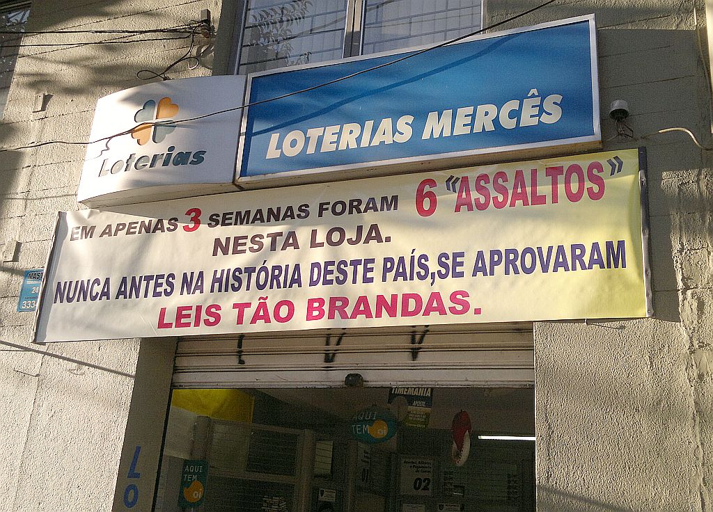 Casa lotérica faz faixa em protesto a assaltos frequentes | Patricia Pereira / Agência de Notícias Gazeta do Povo