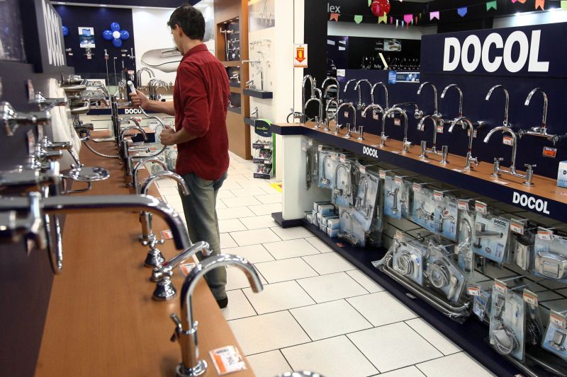 Loja em Curitiba: venda ao consumidor alimenta mais o setor que as grandes construtoras | Felipe Rosa/ Gazeta do Povo