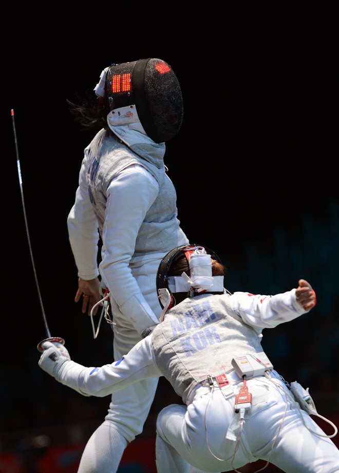 Na esgrima, a russa Aida Shanaeva (esq) ataca a sul-coreana Nam Hyun Hee, durante semifinal do florete por equipes | 