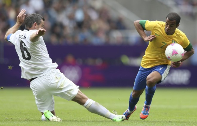 Lucas deixa para trás Nelsen, capitão da Nova Zelândia, na vitória brasileira por 3 a 0 |