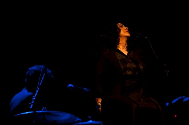 A cantora iniciou o show pela década de 70, com uma versão eletrônica para