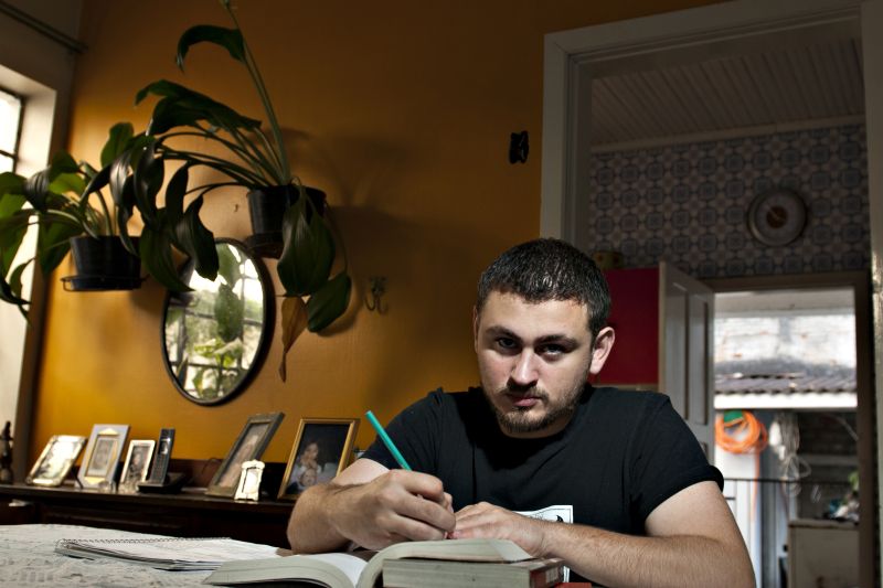 Formatura adiada -A expectativa do aluno Felipe Souza, do último período de História na UFPR, era se formar em junho deste ano. Com a greve, o sonho do diploma foi adiado e ele teme ter problemas no trabalho. O combinado era que eu teria o diploma até a metade do ano, então, sem ele, corro o risco de perder o emprego, diz. Se a greve não se prolongar, Souza só deve se formar em março do ano que vem. Apesar dos problemas, ele garante que é a favor da paralisação. Também sou professor, então consigo ver essa situação de uma maneira muito próxima, mas não é só isso. Antes de tudo, sou a favor da qualidade do ensino e do respeito aos docentes. | Marcelo Andrade/Gazeta do Povo