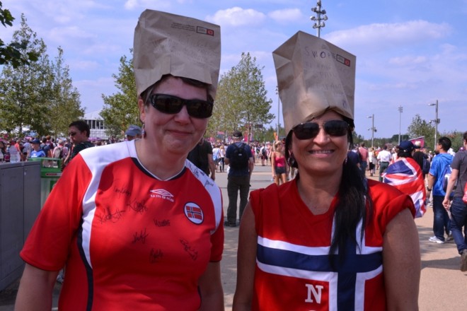 As norueguesas Inger Dahl (dir.) e Linda Bgordal (esq.) colocaram um saco de papel na cabeça com um anúncio para trocar ingressos | 