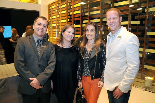Felipe Schultz (à dir.), diretor da Moss, e o gerente de expansão, Luis Bini, com as arquitetas Josianne Madalosso Vassao (de preto) e Barbara Sganzerla no badalado coquetel de inauguração da primeira loja Moss Para Casa | Kraw Penas