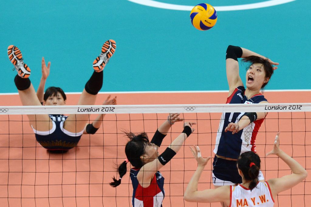 Momento do jogo entre chinesas (de branco) e coreanas: resultado sob medida. | Kirill Kudryavtsev/ AFP