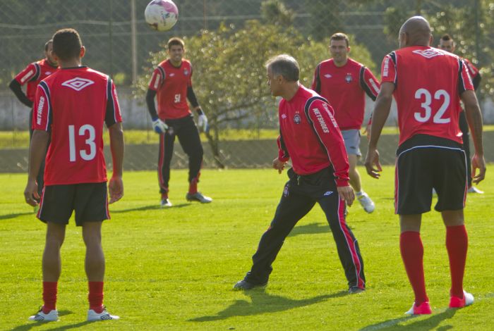 O técnico Jorginho brinca com os jogadores no treino de quinta-feira no CT do Caju | Antonio Costa / Gazeta do Povo