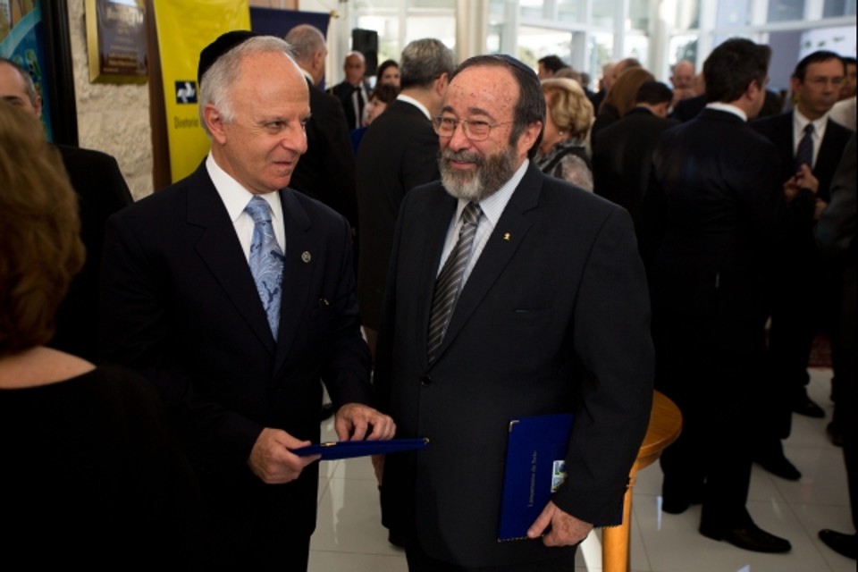 O presidente nacional da Bnai Brith, Abraham Goldstein (à dir.), com o empresário Miguel Krigsner, na comemoração dos 80 anos de atividades no Brasil da instituição judaica de Direitos Humanos. A cerimônia reuniu centenas de convidados nesta sexta-feira no Centro Israelita do Paraná, onde houve a obliteração de um selo comemorativo pelos Correios | Marino Prieto