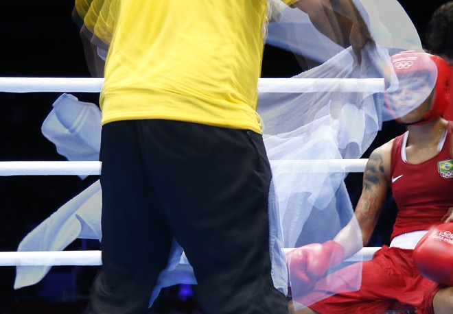 A brasileira Adriana Araújo é abanada em um intervalo da luta em que ela confirmou a medalha de bronze | 