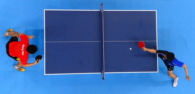 Foto tirada com câmera robótica mostra partida entre o chinês Wang Hao (esq) e Chuang Chih-Yuan, de Taiwan, no torneio de tênis de mesa | 