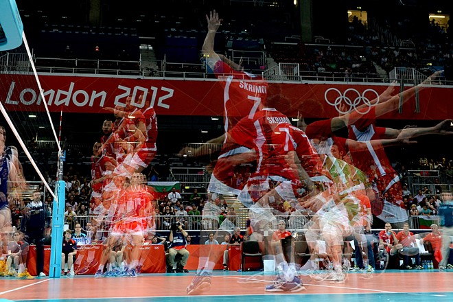 Foto com multiexposição mostra o búlgaro Todor Skrimov (dir) atacando na partida contra a Austrália, no vôlei masculino | 