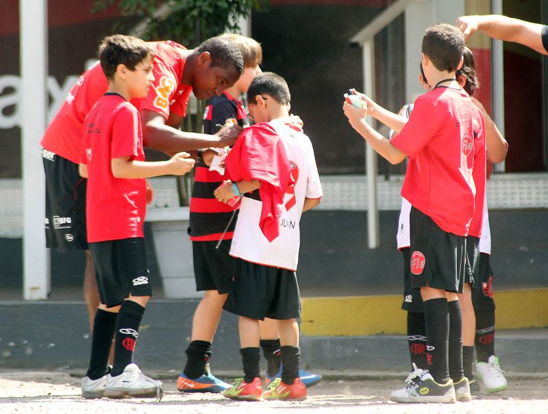 Dúvida para o clássico, Renato Abreu dá autógrafos para torcedores no treino desta quarta-feira (24) | Maurício Val/VIPCOMM
