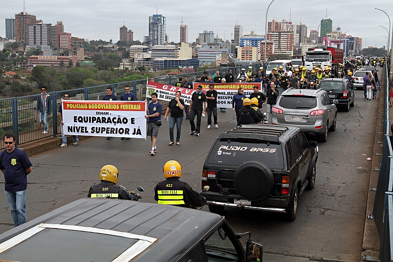 Cerca de 30 policiais rodoviários federais de Foz do Iguaçu - Cascavel e Guaíra - realizaram hoje pela manhã um protesto na ponte da Amizade, que liga o Brasil ao Paraguai | Christian Rizzi/ Gazeta do Povo
