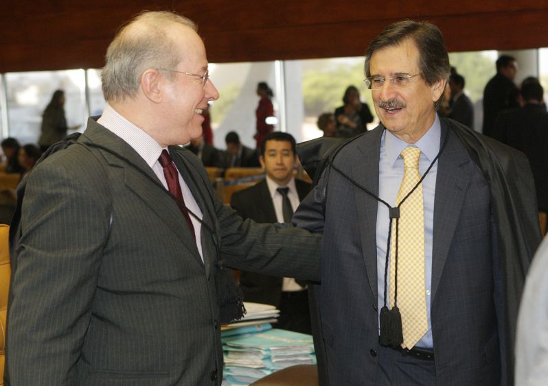Celso de Mello (esq.) cumprimenta Cezar Peluso, ministro que se aposenta na segunda-feira: ele não deve antecipar votos dos demais núcleos do mensalão que ainda serão julgados | Felipe Sampaio/STF