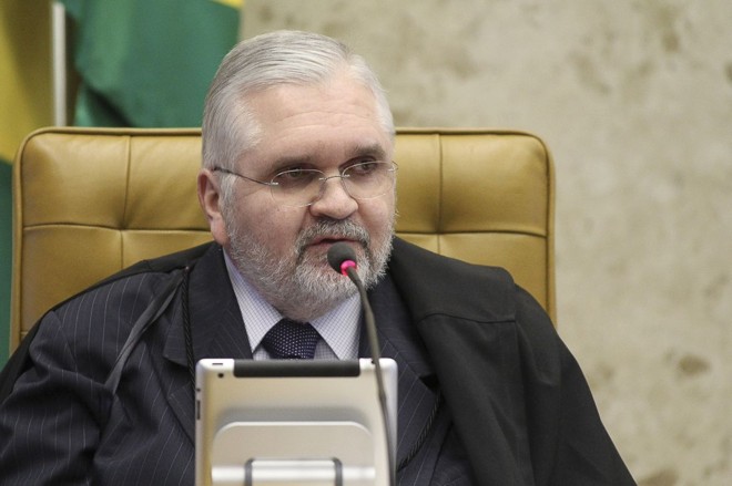 O procurador-geral da República usa a sessão desta sexta-feira para fazer a acusação dos réus |