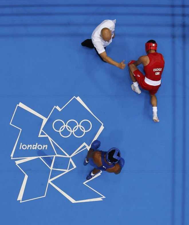 Brasileiro conseguiu derrubar o britânico várias vezes no combate |
