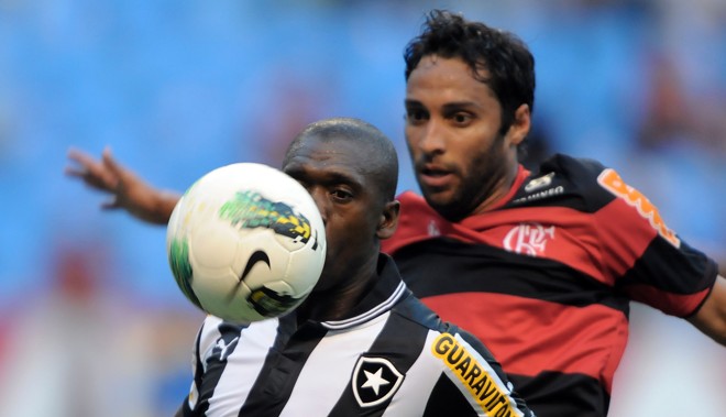 Seedorf faz o domínio, observado por Ibson | 