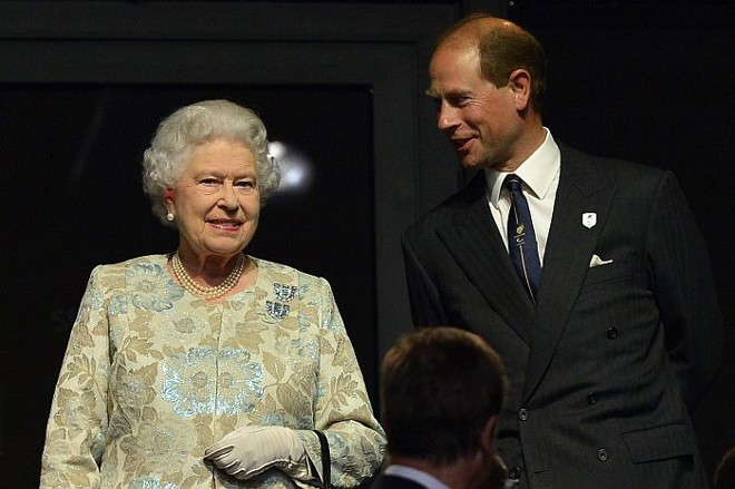 Rainha Elizabeth conversa com o príncipe Edward durante a cerimônia de abertura da Paralímpiada de Londres | 