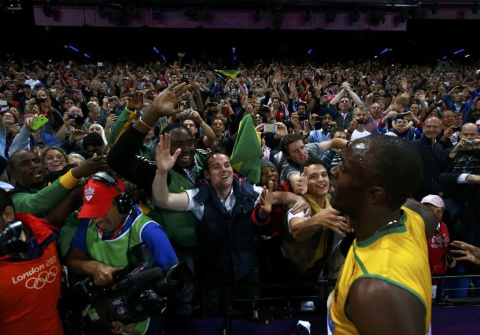 Fãs aglomerados observam Usain Bolt | Reuters