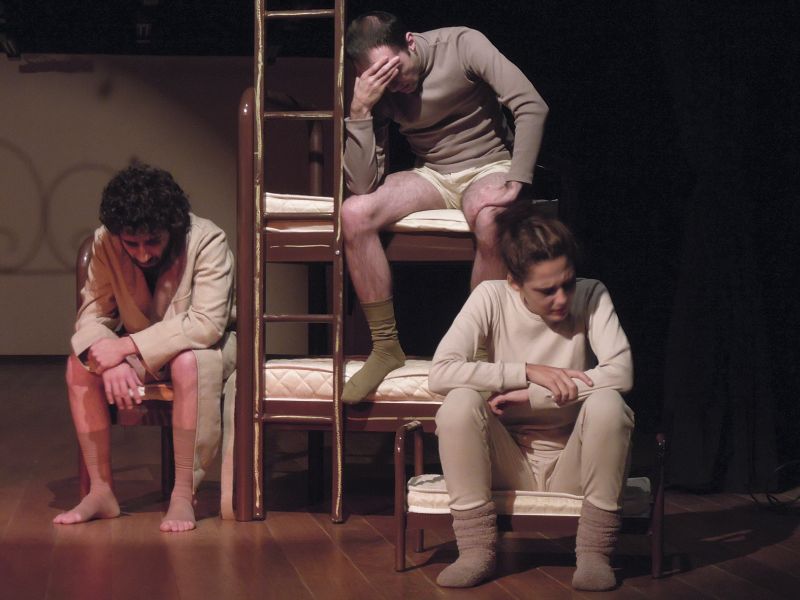 Posicionamento dos atores em nichos próprios durante todo o espetáculo traz sensação de empacamento | Maria Baptista/Divulgação