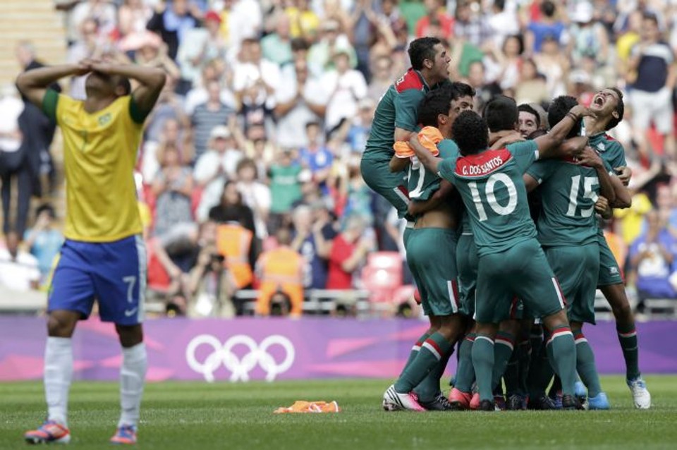 Lucas desolado e, ao fundo, comemoração da seleção mexicana | Toru Hanai/Reuters