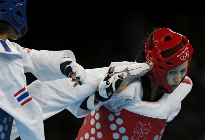 A tailandesa Chanatip Sonkham (esq) enfrenta a taiwanesa Shu-Chun Yang, na quarta de final do taekwondo | 
