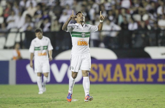 Junior Urso abriu o marcador em favor do Coritiba, ainda na primeira etapa | Márcio Mercante/Agência O Dia