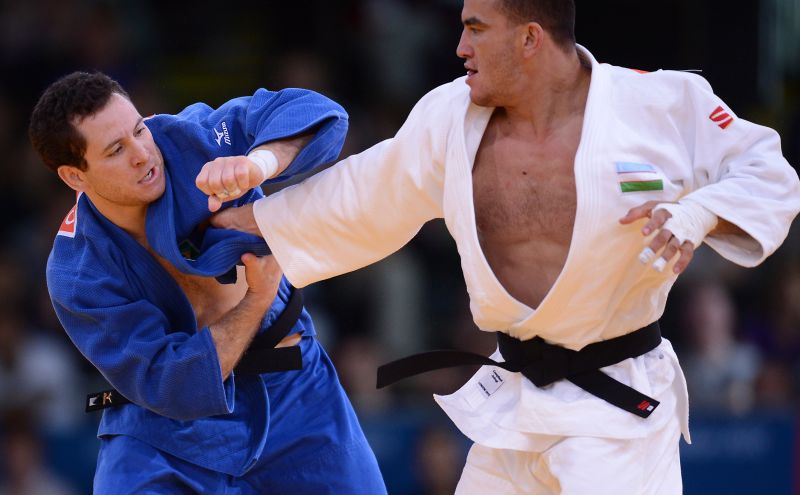 Tiago Camilo venceu o uzbeque Dilshod Choriev para chegar na semifinal | AFP