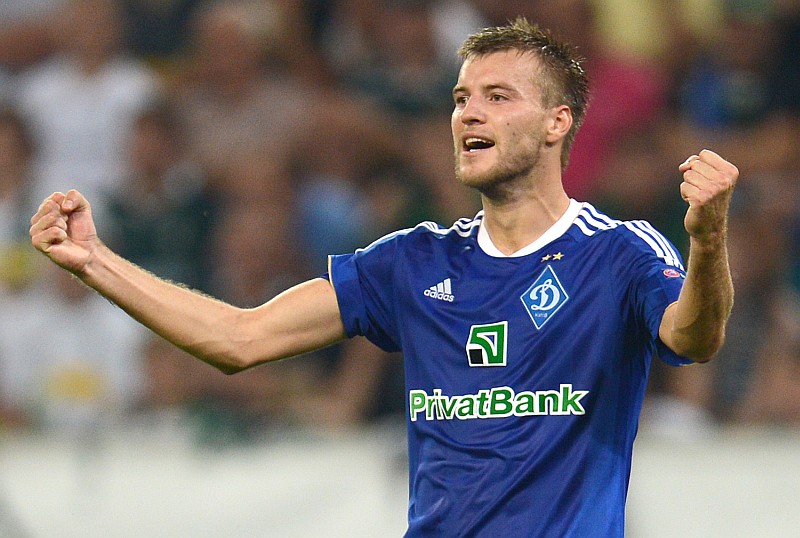 Yarmolenko comemora o gol do Dínamo de Kiev na supreendente vitória sobre o Borussia Mönchengladbach na Alemanha | Patrik Stollarz / AFP