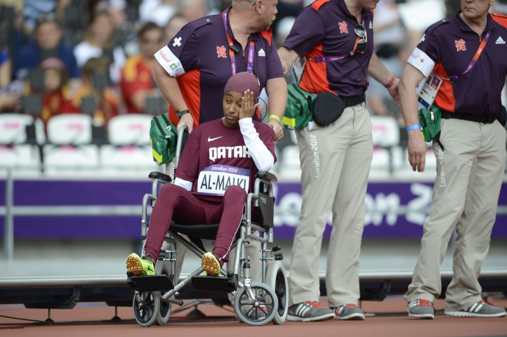 Noor Hussain al Malki precisou ser retirada da pista de cadeira de rodas | Adrian Dennis/ AFP