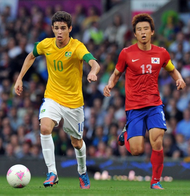 Oscar deixa para trás a marcação de Jacheol Koo, capitão sul-coreano, no 3 a 0 sobre a Coreia do Sul, em Manchester, na semifinal |