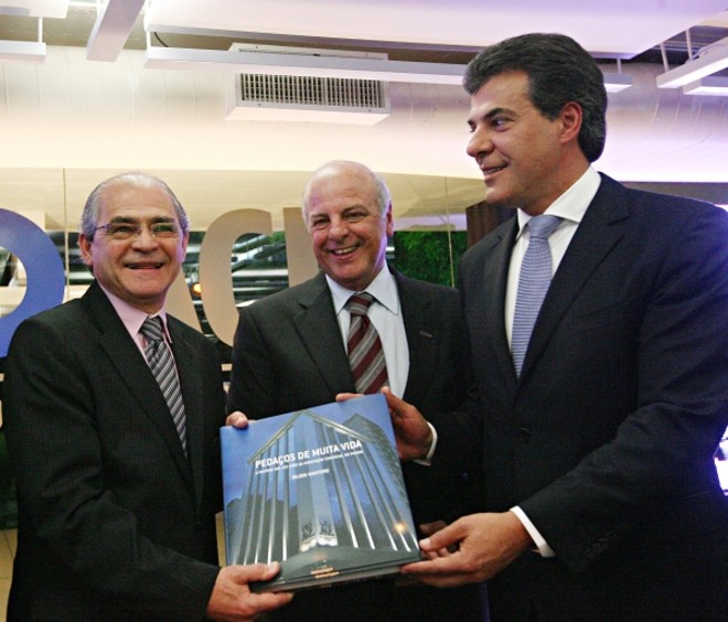 O presidente da Associação Comercial do Paraná, Edson Ramon (ao centro), e o jornalista Nilson Monteiro receberam o governador Beto Richa no lançamento do livro Pedaços de muita vida A história dos 122 anos da Associação Comercial do Paraná, no Museu Oscar Niemeyer |