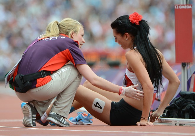 A turca Merve Aydin recebe atendimento após sentir uma contusão muscular durante a eliminatória dos 800 metros rasos | 