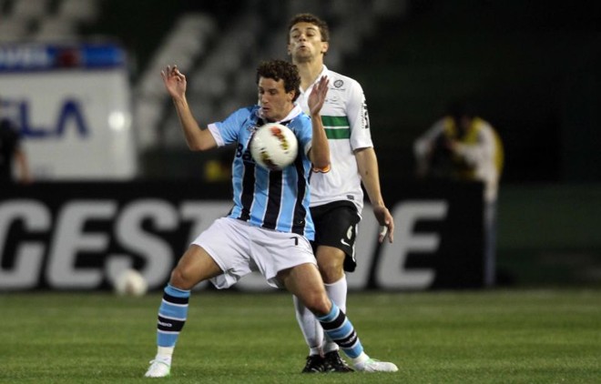 Elano, autor do primeiro gol do Grêmio, em disputa com Lucas Mendes | 