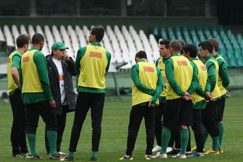 Marcelo Oliveira conversa com os jogadores no treino: técnico testou duas formações para pegar o Inter | Ivonaldo Alexandre/ Gazeta do Povo