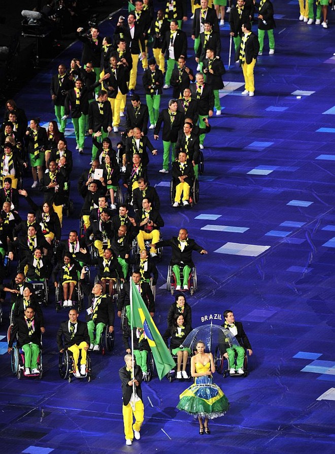 Delegação brasileira desfila na cerimônia de abertura da Paralímpiada de Londres. Nadador Daniel Dias foi o porta-bandeira | 