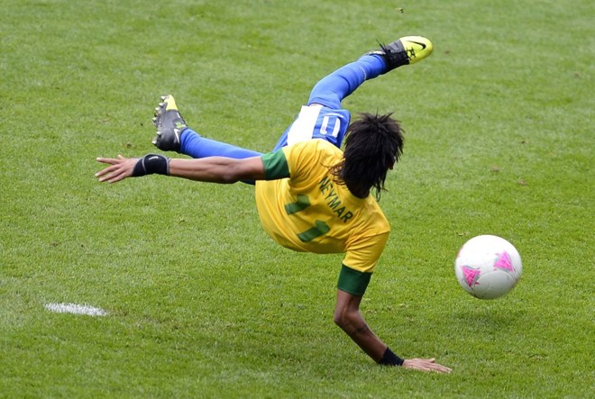 Neymar erra o voleio no 3 a 0 sobre a Nova Zelândia, em Newcastle |