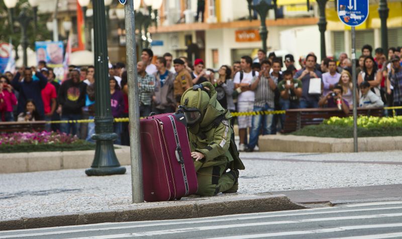 Uma mala de viagem abandonada no cruzamento do calçadão da XV de Novembro com a avenida Marechal Floriano levantou a suspeita de bomba. | Antonio Costa / Agencia de Noticias Gazeta do Povo