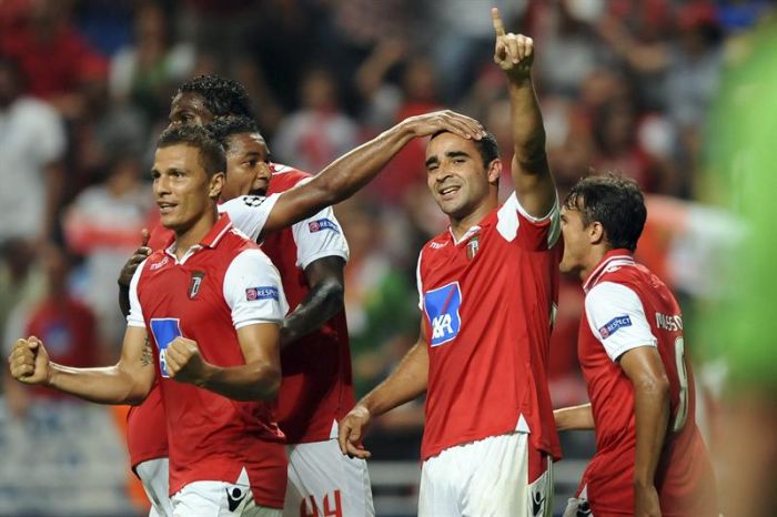 O brasileiro Ismaily comemora com os companheiros o gol de empate do Braga contra a Udinese | Hugo Delgado / EFE