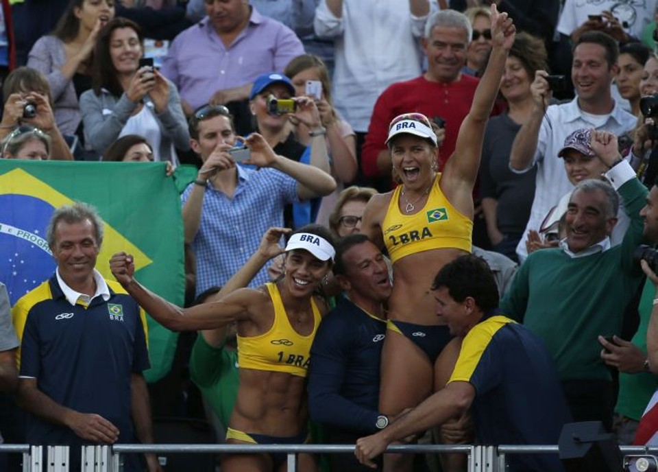 Juliana e Larissa comemoram o bronze conquistado contra as chinesas Xue e Zhang | Marcelo Del pozo/Reuters
