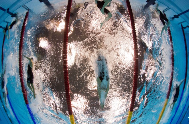 As equipes do Canadá (esq), Austrália (centro) e Estados Unidos na final do revezamento 4x200m livre | 