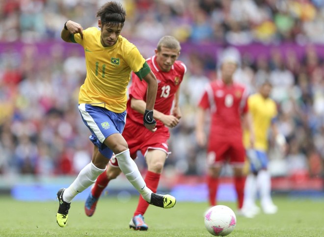 Após deixar Aleksievich para trás, Neymar toca a bola contra a Bielorrússia, em Manchester |