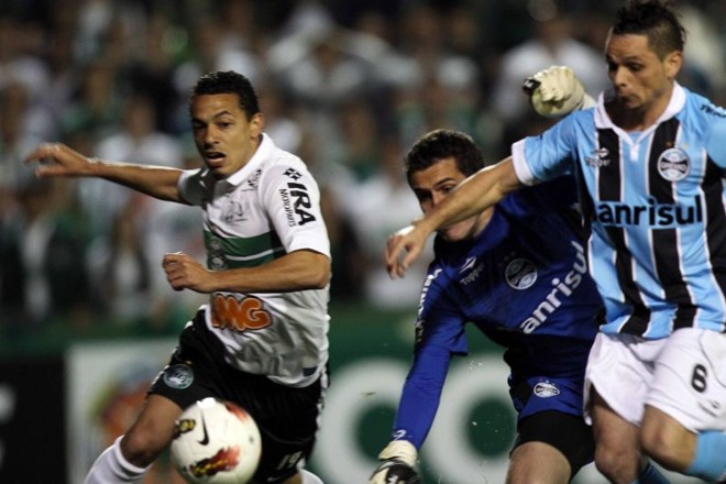 Roberto busca a bola após perder grande chance de gol | 