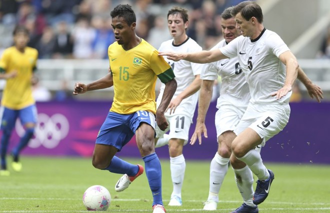 Rojas (11), Nelsen (6) e Smith (5) apertam a marcação sobre Alex Sandro, uma das novidades do time no 3 a 0 sobre a Nova Zelândia, em Newcastle |