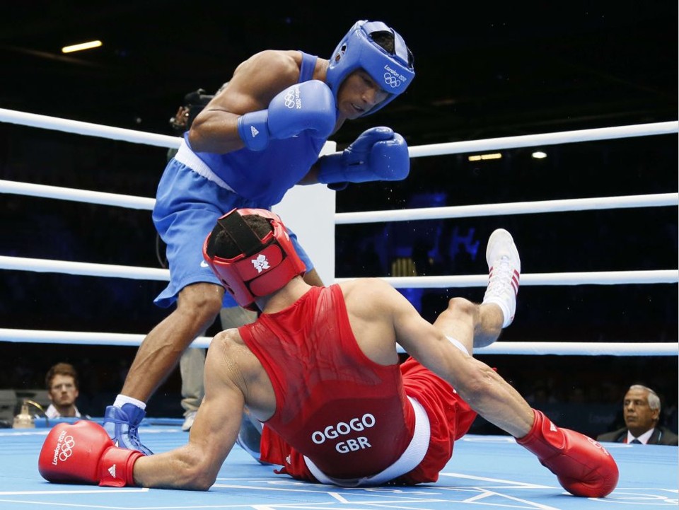 Esquiva conseguiu dominar o rival britânico nos assaltos finais e se classificar à decisão | Jack Guez/ AFP