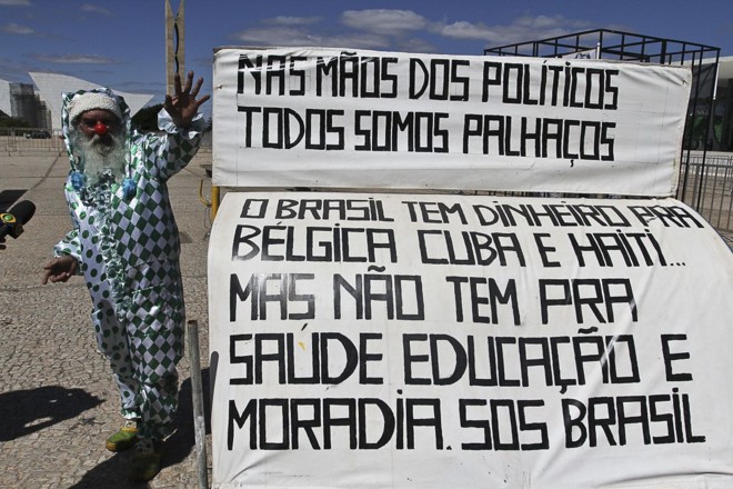 Homem vestido de palhaço chamou a atenção antes de uma das sessões do julgamento |