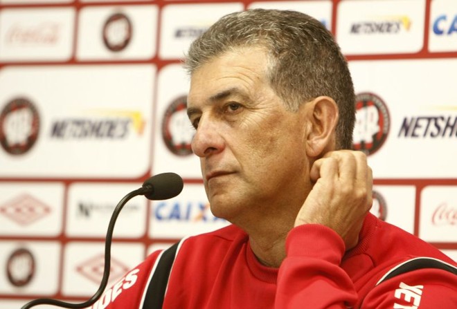 Drubscky comandou treino do Atlético na tarde desta quinta-feira | Hugo Harada / Gazeta do Povo