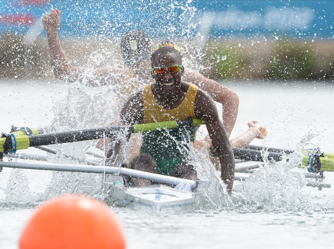 (De trás pra frente), os sul-africanos James Thompson, Matthew Brittain, John Smith e Sizwe Ndlovu celebram o ouro no remo quatro sem timoneiro | 