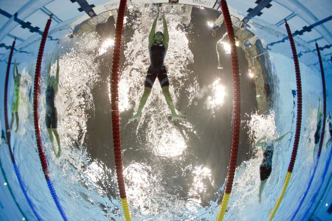A canadense Tera Van Beilen, a japonesa Satomi Suzuki e a chinesa Ji Liping disputam eliminatória dos 200m peito | 