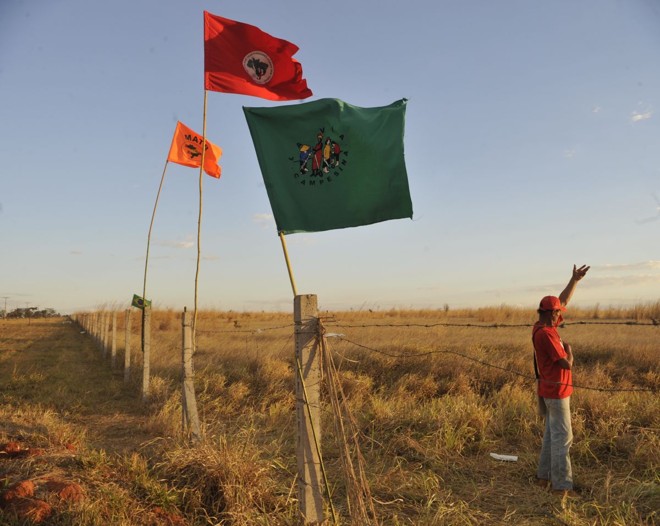 Movimento dos Trabalhadores Rurais Sem Terra e o Movimento de Apoio aos Trabalhadores Rurais (MATR) ocupam a fazenda Gama no Distrito Federal (DF). A propriedade foi adquirida pelo grupo do contraventor Carlos Cachoeira, cerca de 800 famílias se encontram na área e exigem uma reunião com o governador do DF, Agnelo Queiroz | Valter Campanato / Agência Brasil